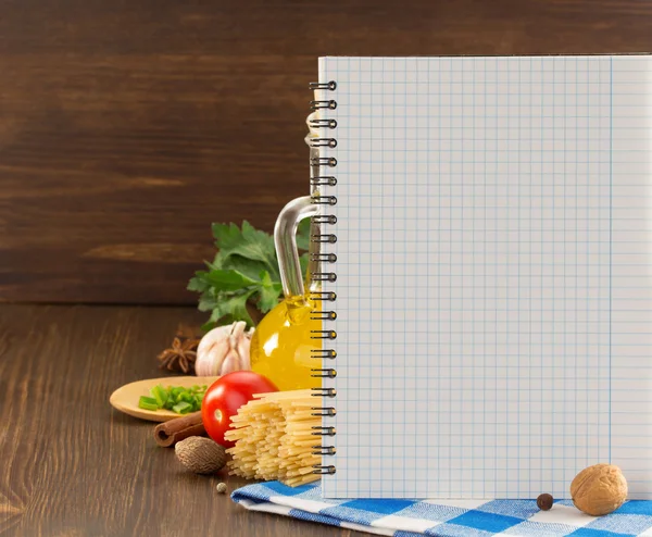 Épice alimentaire et livre de cuisine — Photo