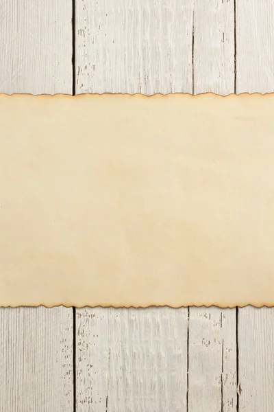 Velho pergaminho em fundo de madeira — Fotografia de Stock