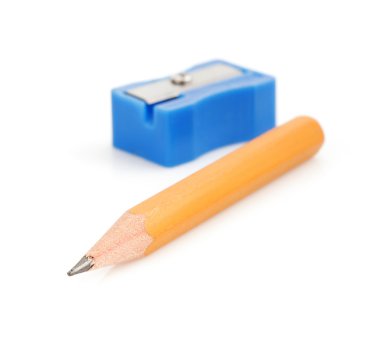 Beyaz üzerine kalem ve kalemtıraş.