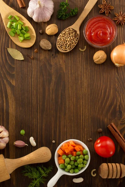 Kruiden en specerijen op hout achtergrond — Stockfoto