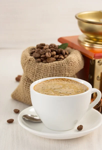 Taza de café con frijoles —  Fotos de Stock