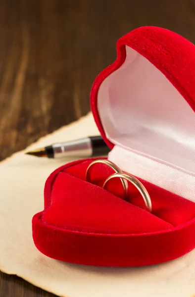 Anéis de casamento e papel envelhecido — Fotografia de Stock