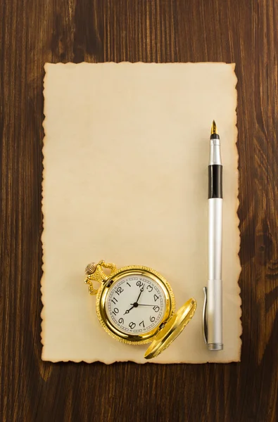 Papel pergaminho e caneta de tinta — Fotografia de Stock