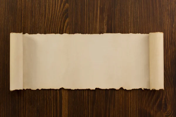 Perkament scroll op hout — Stockfoto