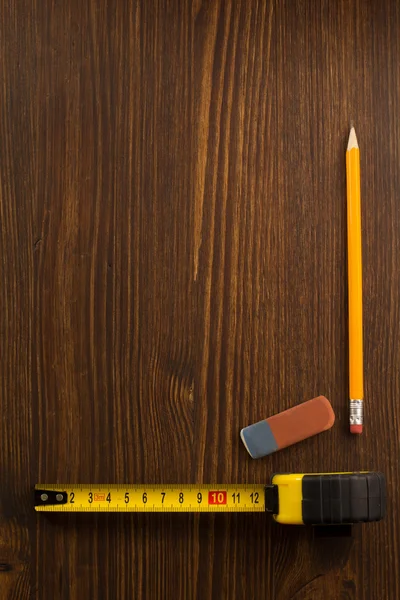 Maßband und Bleistift auf Holz — Stockfoto