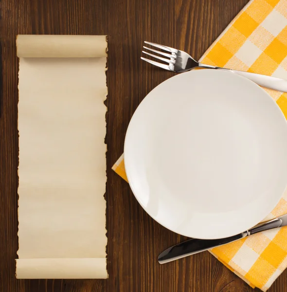 Utensilios de cocina en servilleta de tela en madera — Foto de Stock