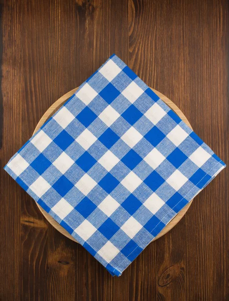 Servet doek en snijplank op hout — Stockfoto