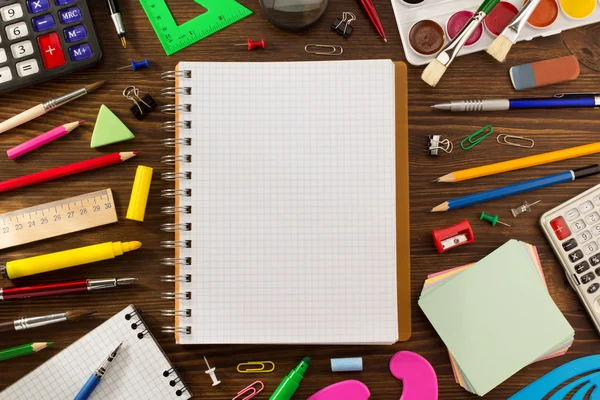 Caderno aberto em branco escolar com suprimentos — Fotografia de Stock
