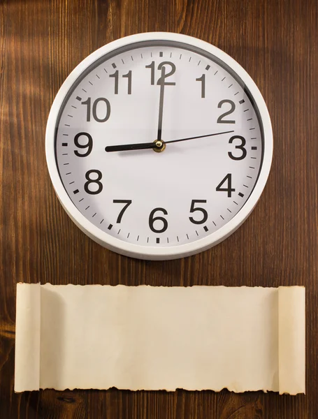 Nástěnné hodiny s prázdný papír — Stock fotografie