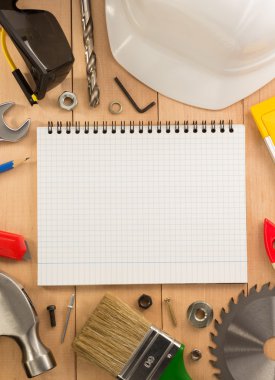 Ahşap arkaplanda araçlar