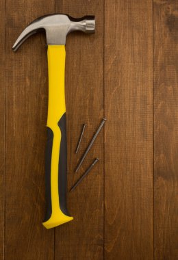 ahşap arka plan üzerinde çekiç