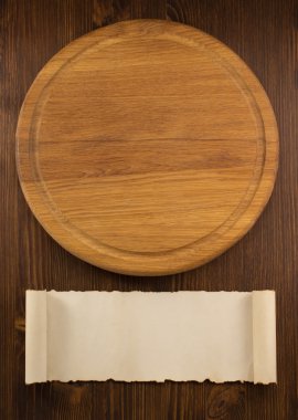 Ahşap arka planda kesme tahtası