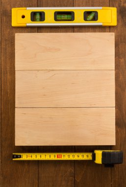 Ahşap arkaplanda araçlar