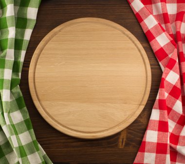 Ahşap arka planda kesme tahtası