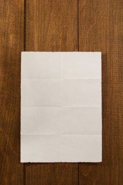 Kağıt ahşap zemin üzerinde