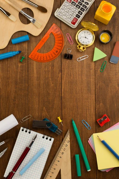 Material escolar e caderno sobre madeira — Fotografia de Stock