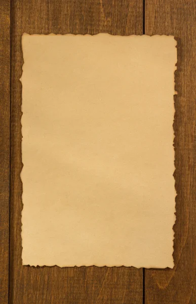 木製の背景上に羊皮紙 — ストック写真