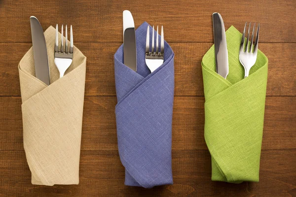 Cuchillos y tenedores en servilletas — Foto de Stock