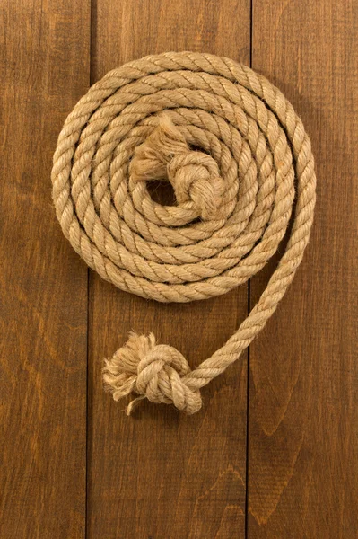 木制背景上的绳子 — 图库照片