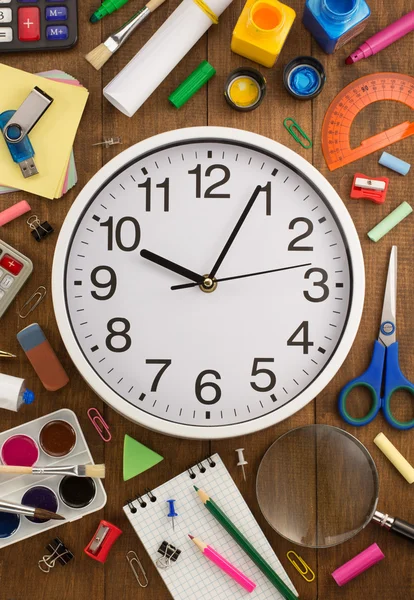 Fournitures scolaires et horloge sur bois — Photo