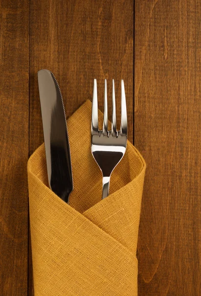 Cuchillo y tenedor en la servilleta —  Fotos de Stock