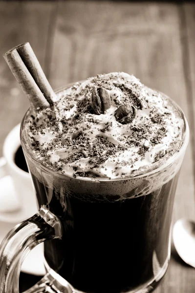 Aufwärmen von Kaffee mit Sahne — Stockfoto