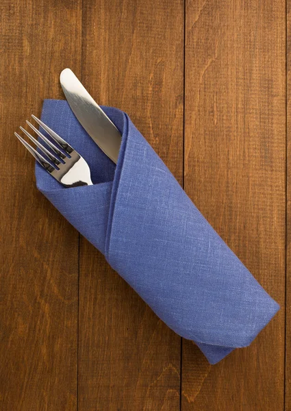 Cuchillo y tenedor en la servilleta — Foto de Stock