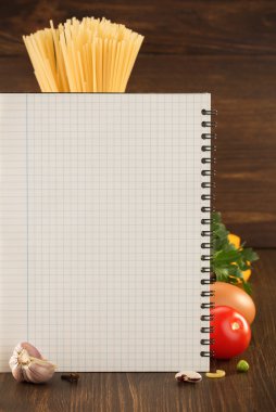 Gıda baharat ve ahşap üzerine kitabı