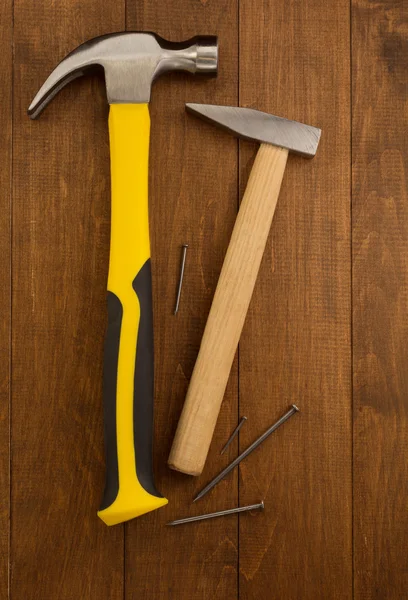 Hammer tools on wood — Stockfoto