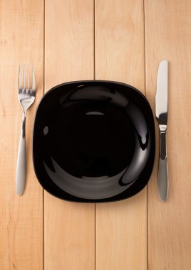 Tabak, bıçak ve çatal.