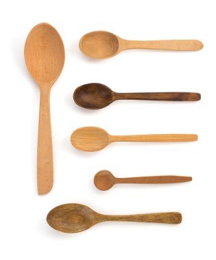 Tahta kaşıklar beyaz üzerine izole edilmiş