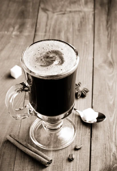 Šálek kávy na dřevo — Stock fotografie