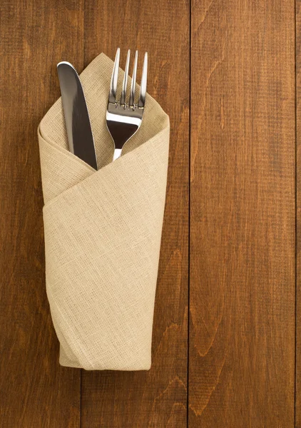 Coltello e forchetta al tovagliolo — Foto Stock