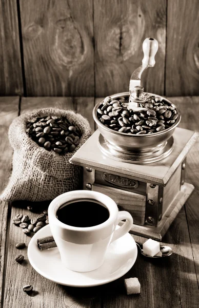 Cup of coffee and coffee beans — Stock Photo, Image