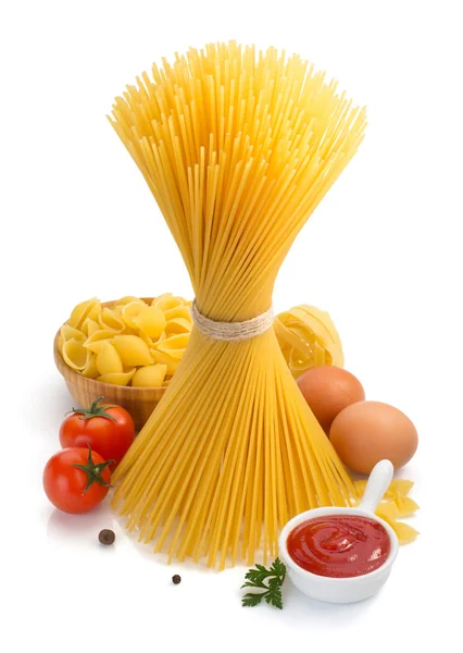 Спагетті з помідорами, кетчупом та яйцями — стокове фото