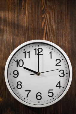 yuvarlak duvar saati