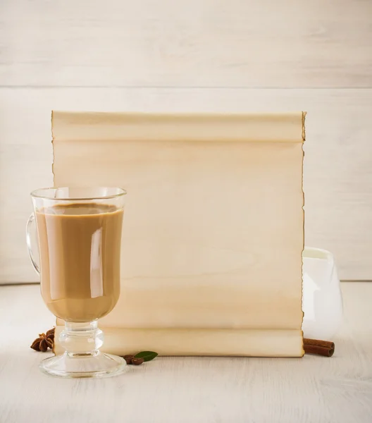 Taza de café y pergamino en blanco — Foto de Stock