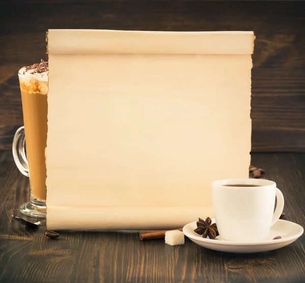 Tazas de café y pergamino blanco —  Fotos de Stock