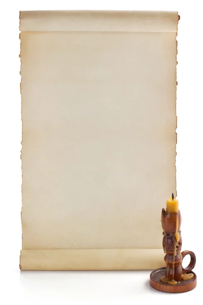 Пергаментный свиток со свечой — стоковое фото