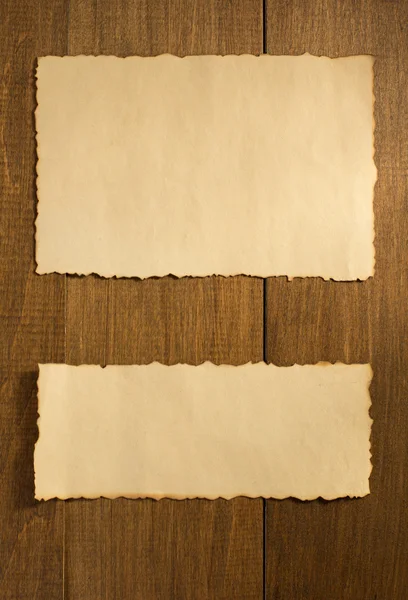 Пергаментные бумаги на столе — стоковое фото