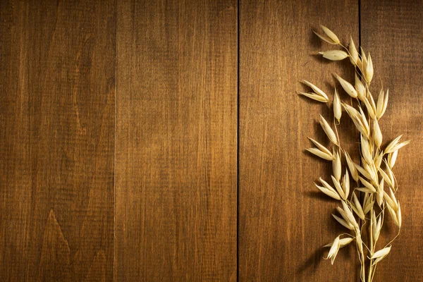 Orecchie di grano sulla tavola — Foto Stock