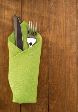 Bıçak ve çatal peçeteye