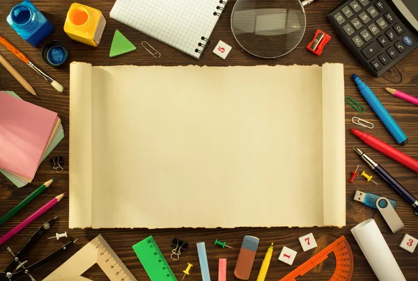 Okul malzemeleri ve parşömen kağıt — Stok fotoğraf
