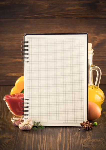 Comida, especias y libro de cocina — Foto de Stock