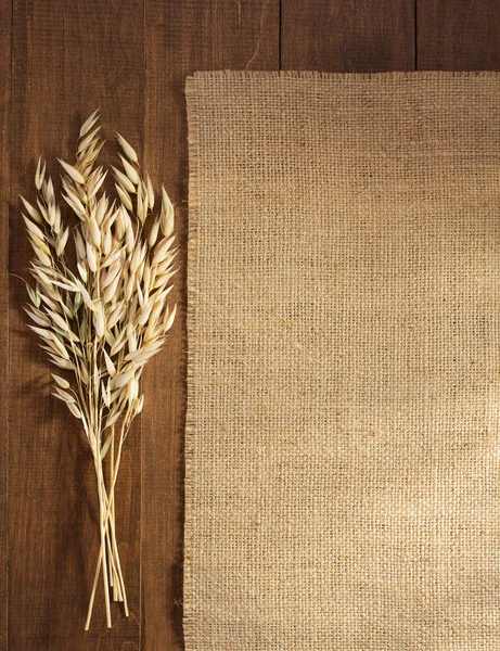 麦と黄麻布の hessian 解任の耳 — ストック写真