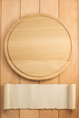 Pizza kesme tahtası ve boş kağıt