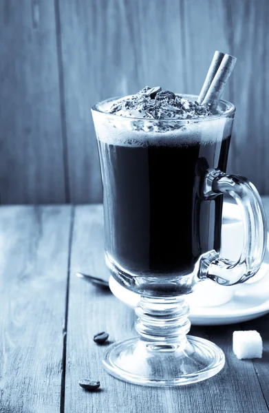 Egy csésze kávé fahéjjal. — Stock Fotó