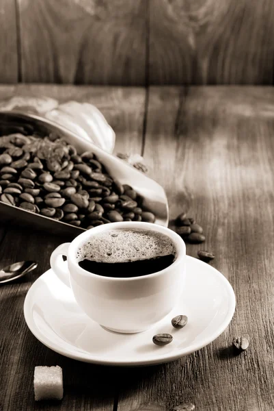 커피와 커피 원두 한 잔 — 스톡 사진