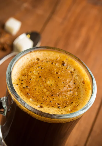 Taza de café sobre fondo de madera — Foto de Stock