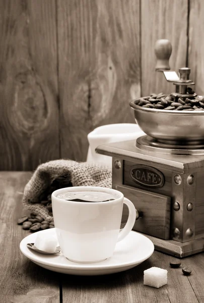 Cup of coffee and coffee grinder — Stock Photo, Image